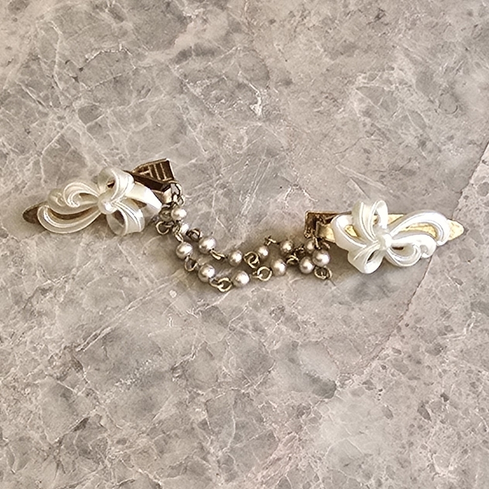 Vintage sweater guard dress gold tone chained alligator clip clasp metal acrylic